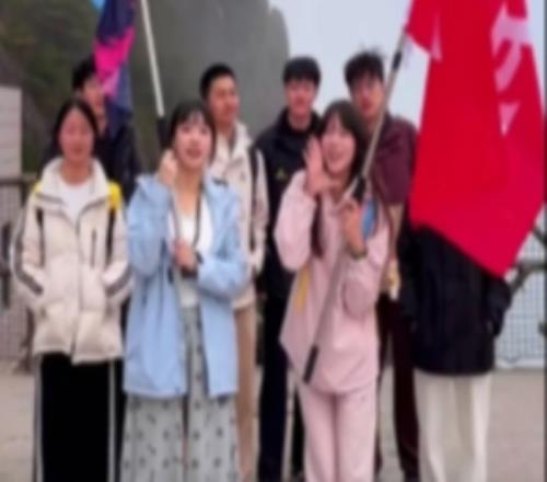 主持骆歆晒登山日常：一起来给LPL加油打call啦