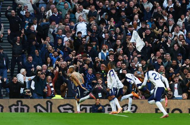 22！英超疯狂之战：12落后10人曼联压哨