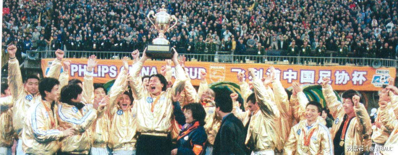 常玩火者终自焚:重庆两江竞技队名队徽演变史