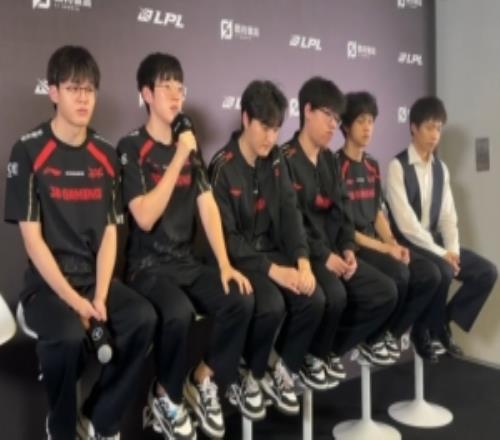 JDG赛后群访厂长:要重视训练中发生的问题积极去解决