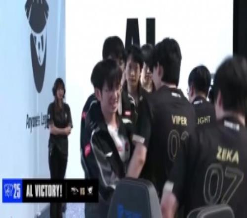 冰岛人集合！赛后圣枪哥和Viper相互拥抱