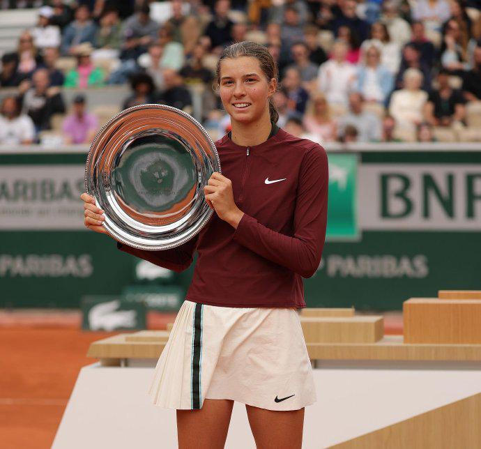 环球旅行,17岁少女塔格尔2025赛季已获得五大突破