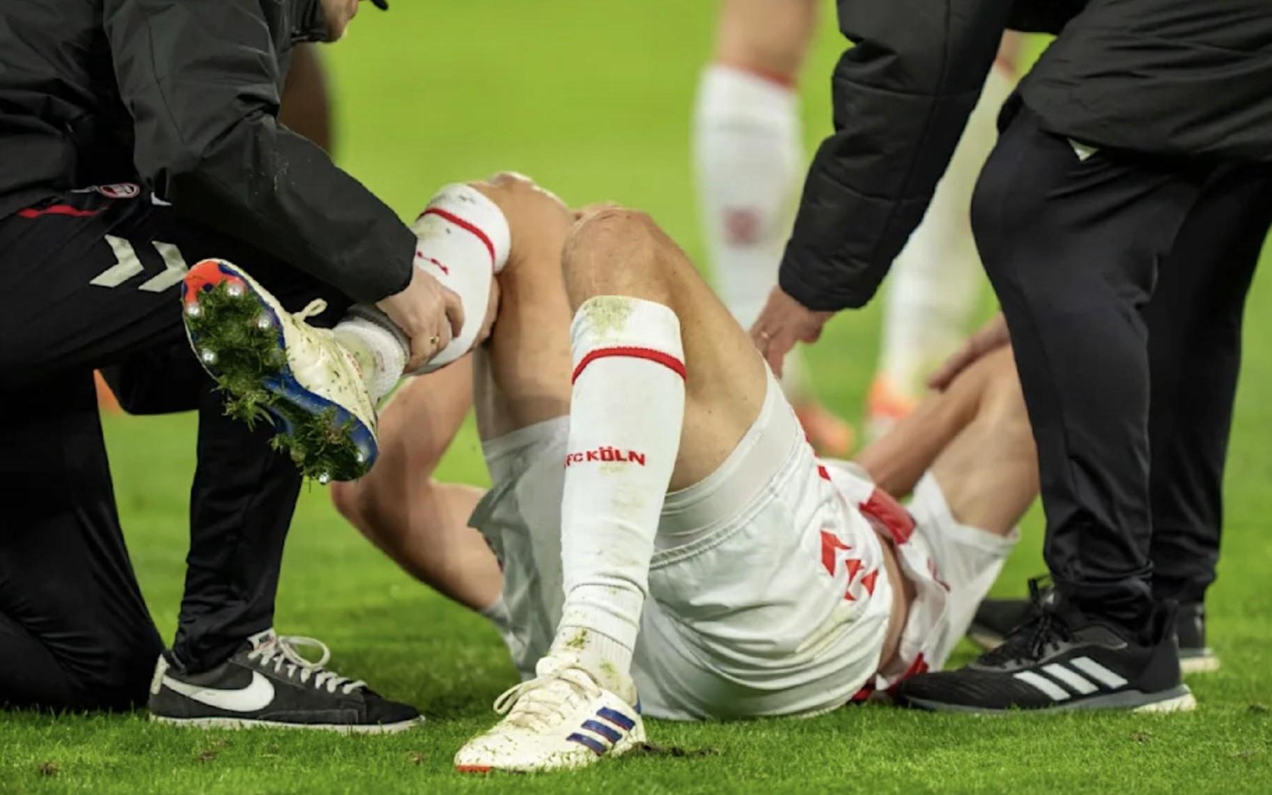 在对阵多特时科隆球员许伯斯右膝重