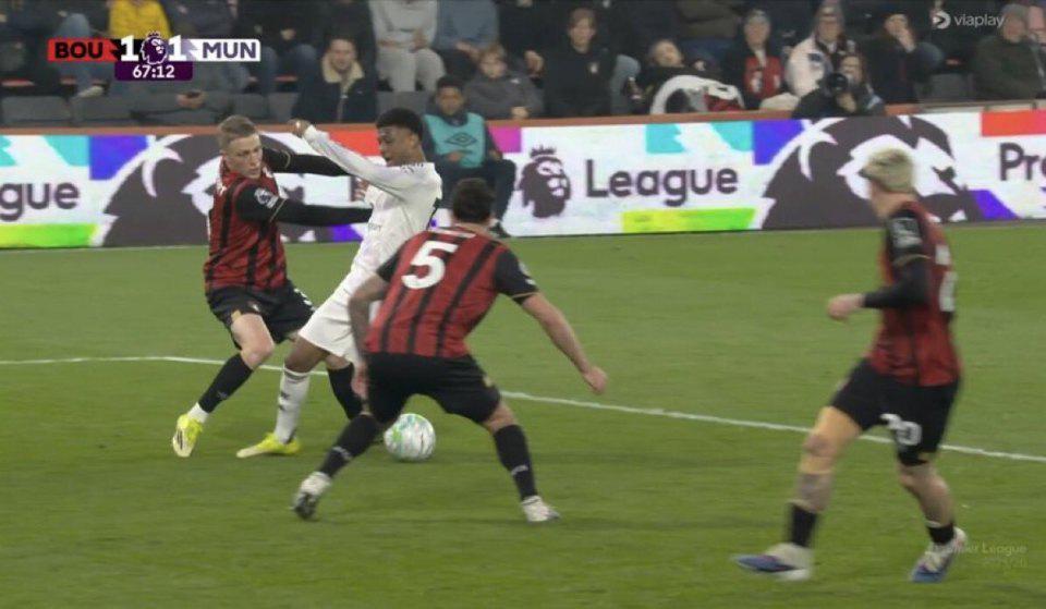 曼联被冤1场2大争议判罚！英超官方做