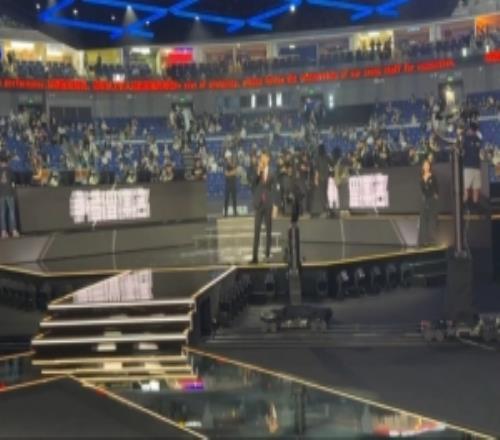 管泽元分享现场照片：解说席距离近到我翻过去就可以站Faker身后