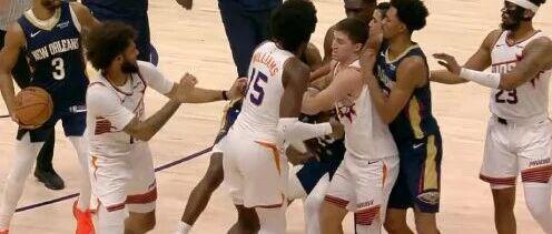 哎哟，今天NBA赛场有人打架啊，砸脑袋那种....