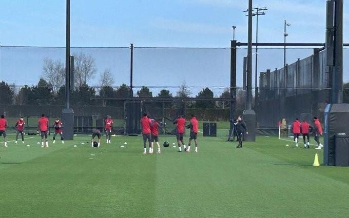 利物浦举行欧冠赛前公开训练，远藤航