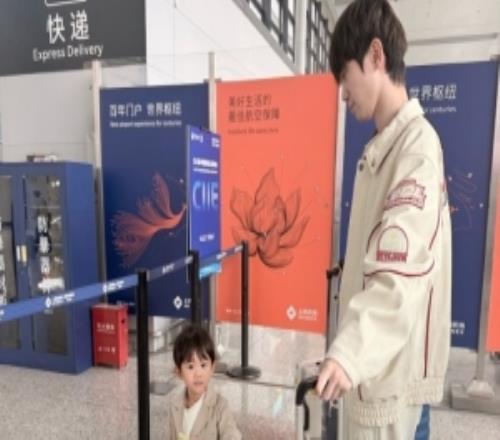 糖小幽晒与Doinb带娃照：在成都咯