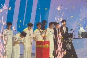 2026第一冠！IG战胜JDG 现场捧起德玛西亚冠军奖杯