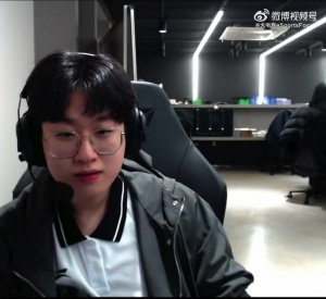 Gumayusi入镜暴露新队服 Zeus：快挡住 Zeka人肉挡镜头