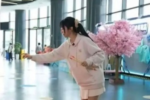 豆瓣网友爆料：根据种种细节，Elk疑似与主持十月在谈