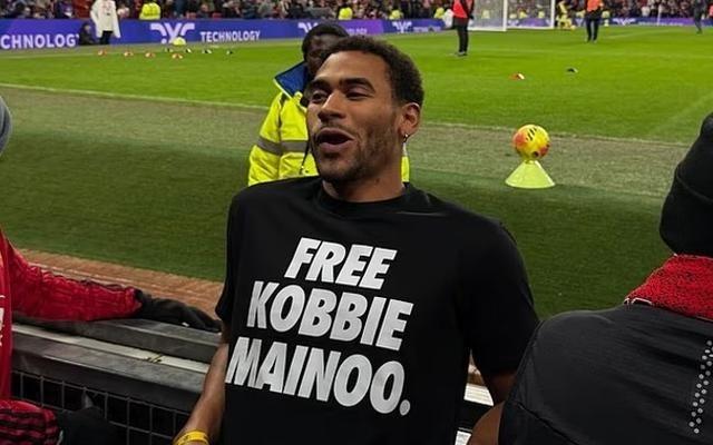 梅努的哥哥现身老特拉福德，衣服上写