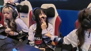 女电竞选手曝出丑闻！对着镜头做出竖中指 国家队比赛疑似叫代打却遭横扫