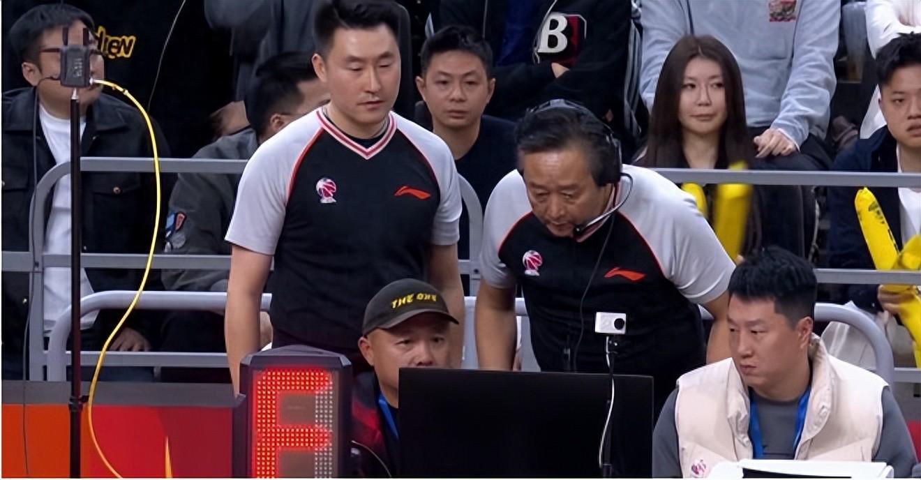 家政和约克踩线了权威专家：裁判是业余的，球迷：两人都不踩线