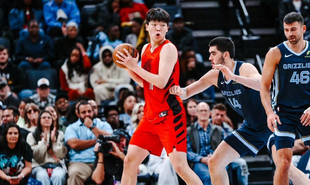 完爆扎克埃迪+逼退里斯！开拓者扶正杨瀚森，亚洲第一中锋诞生了