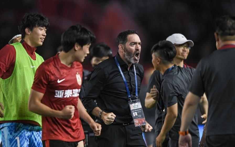 中超离谱判罚!明显越位被无视,苏亚雷斯暴怒染黄,媒体人开炮