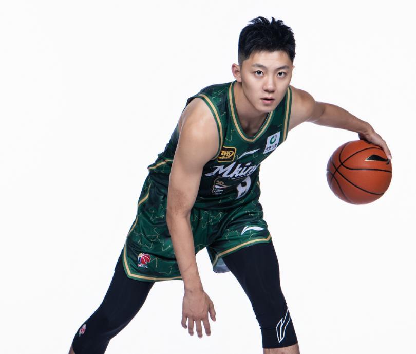 已经离队!广东旧将遭同曦放弃,上赛季场均5分2板或就此告别CBA