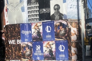 纽约市LOL宣传广告与歌手斯泰尔斯争夺版面歌手粉丝撕下LOL海报