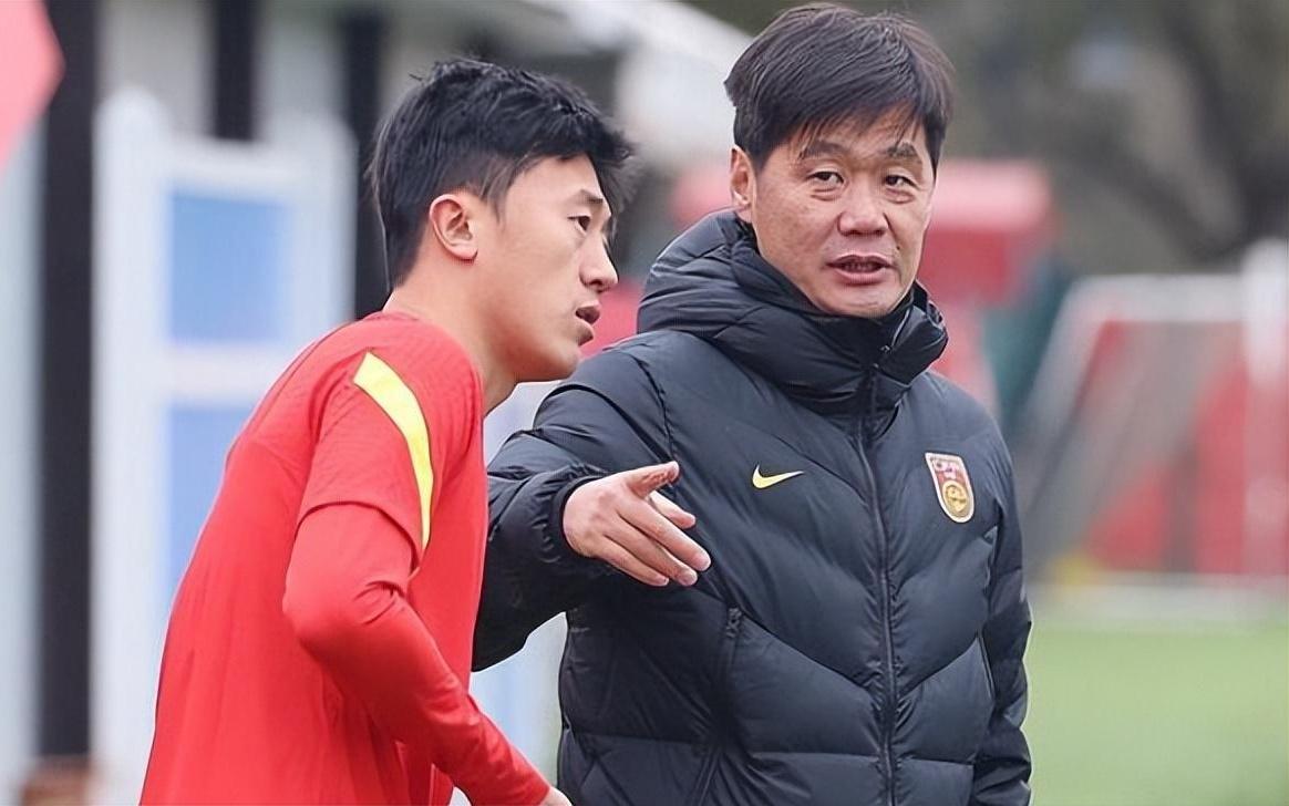 真抢手！前国足主帅一离任就遭5家俱乐部哄抢，专业保级救火教练