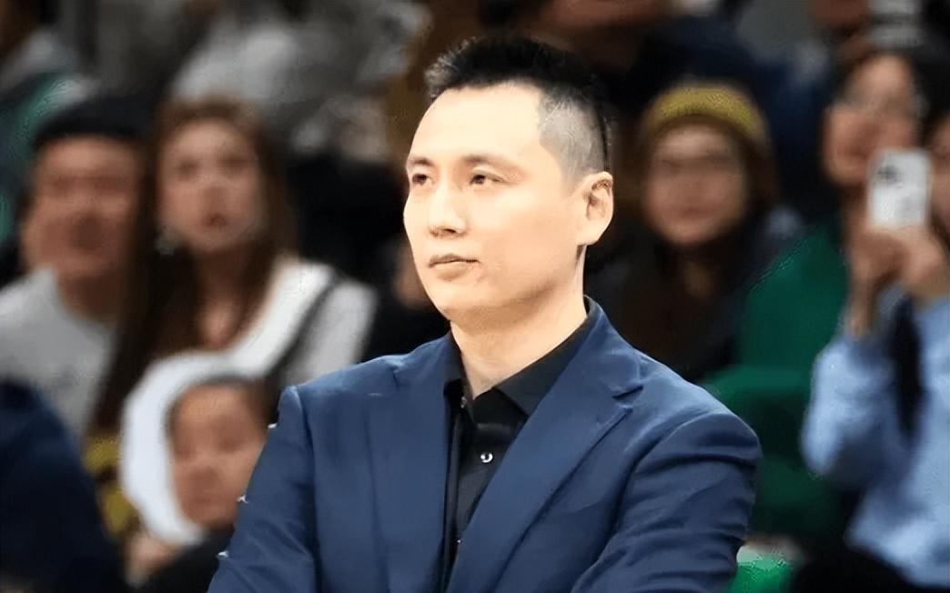 输深圳卢伟执教太嫩！弃用白边引王哲林耗尽体能，盲目打快丢优势