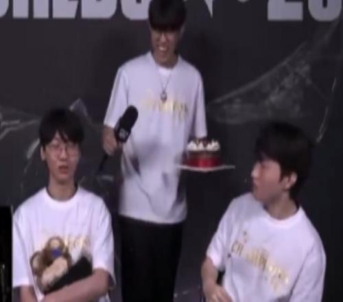 经典庆祝环节Keria给Doran脸上抹蛋糕