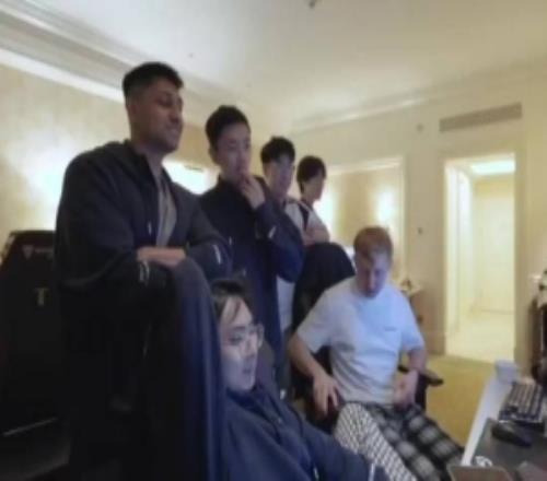 我们要打T1100T队员看抽签：噢！我妈妈私信我“打T1祝你好运”