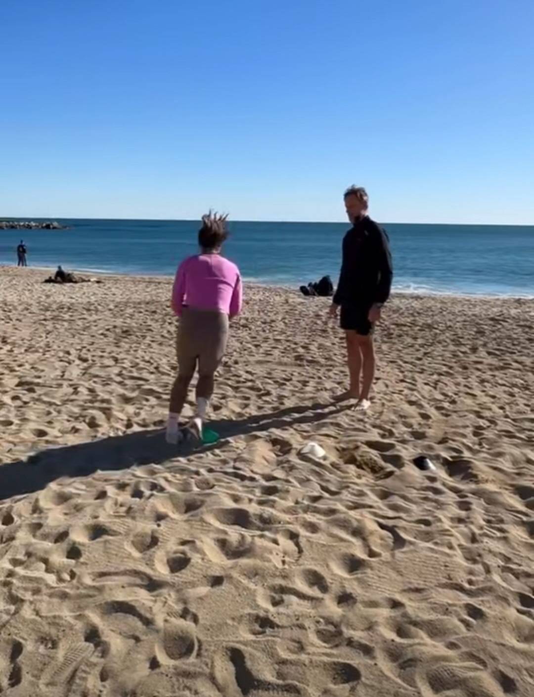 郑钦文团队发布最新训练视频，网友质疑澳网又是被赞助商逼迫参赛