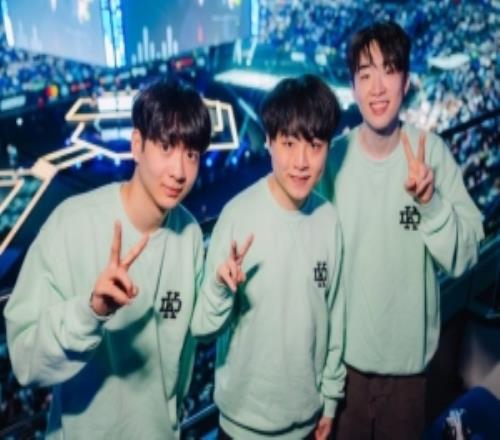 LOL官推晒DK三人组照片：看看谁来了！