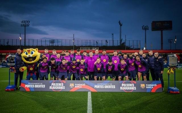 有爱，巴萨公开训练日通过屏幕实时与医院内的小球迷连线