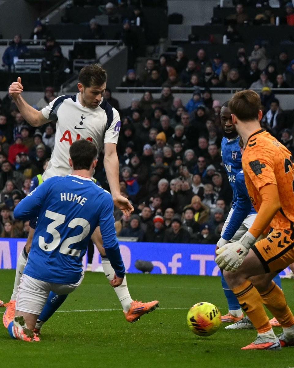 铁树开花，本戴维斯时隔两年再度为热刺进球