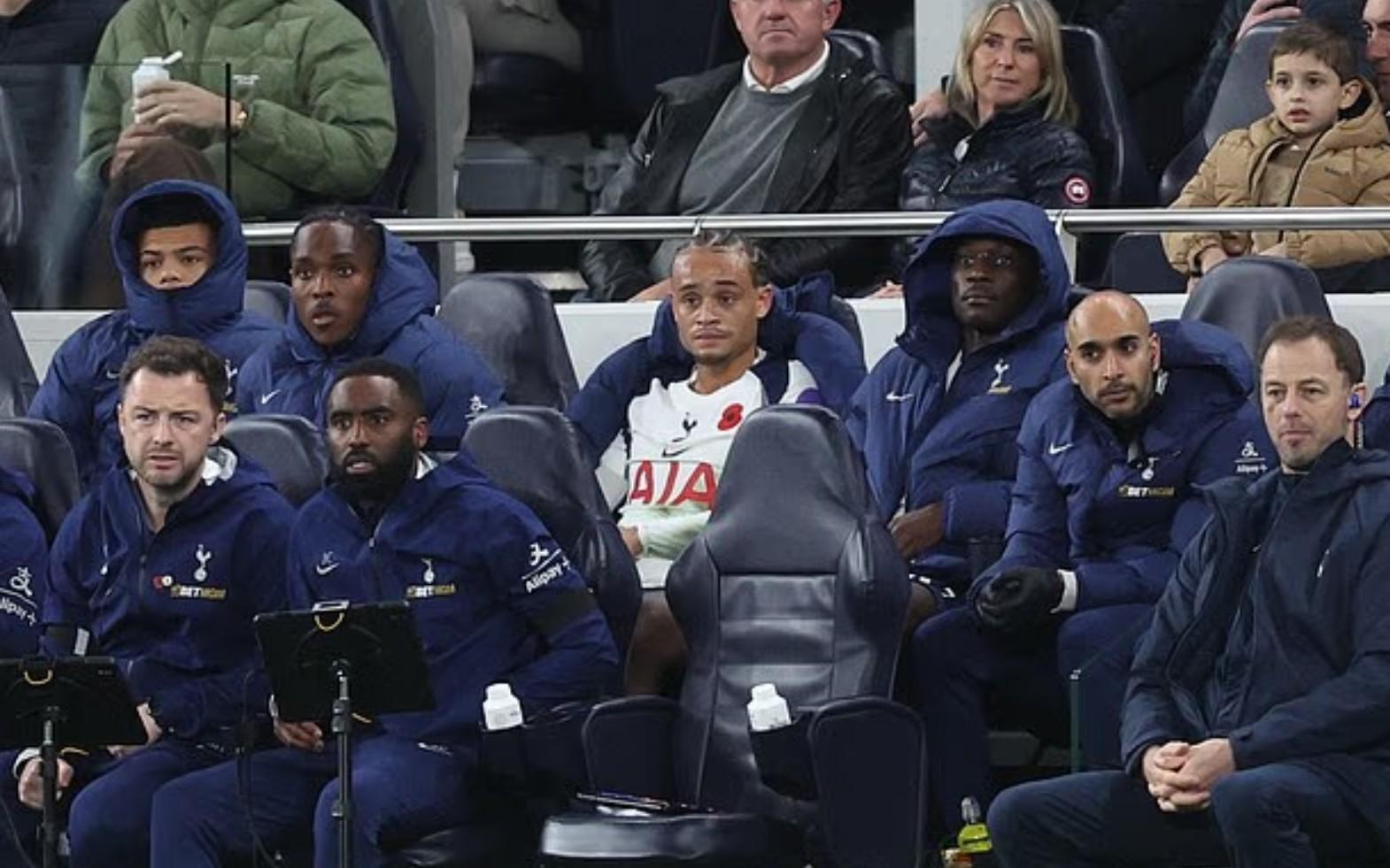 状态低迷，哈维西蒙斯被换上场后又被