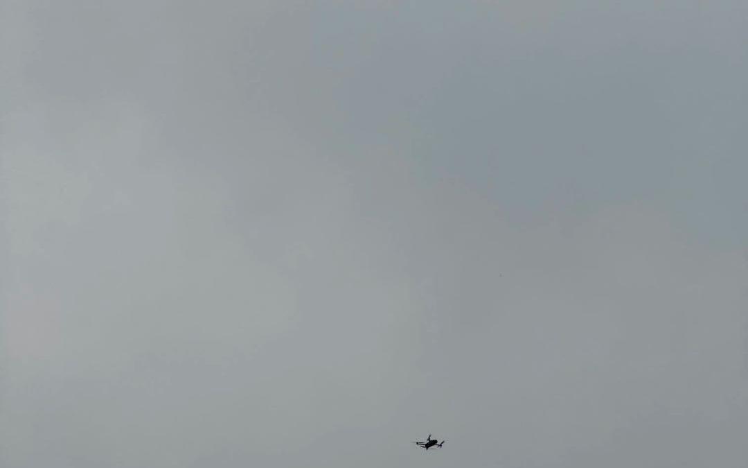 铁人主场上空出现无人机，比赛开球遭