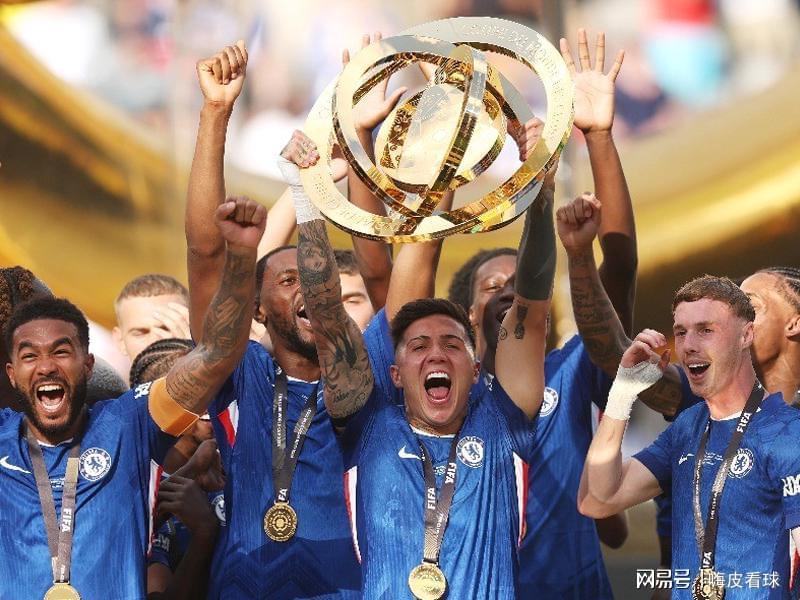 差距！切尔西半年已挣两亿，曼联送走阿