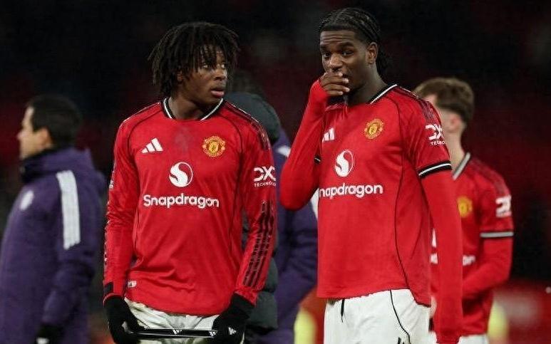 三中卫惹众怒！曼联主场闷平垫底狼队，阿莫林战术遭炮轰