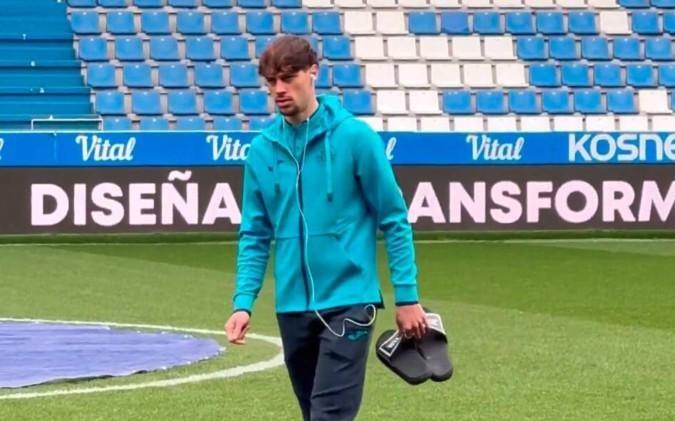 模仿C罗挪可乐、赤脚踩场，比尔曼切维奇尚未上场已成焦点