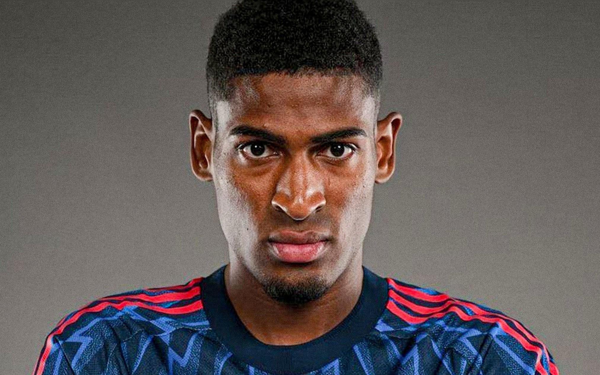 获得认可，阿森纳后卫莫斯克拉首次入