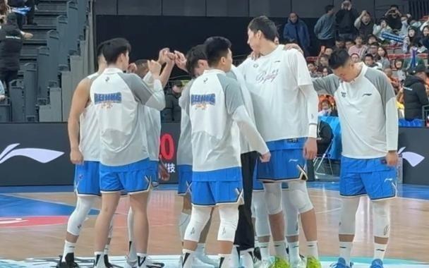 CBA榜首大战前瞻：曾凡博回归实力大增周琦赵睿PK胡金秋孙铭徽