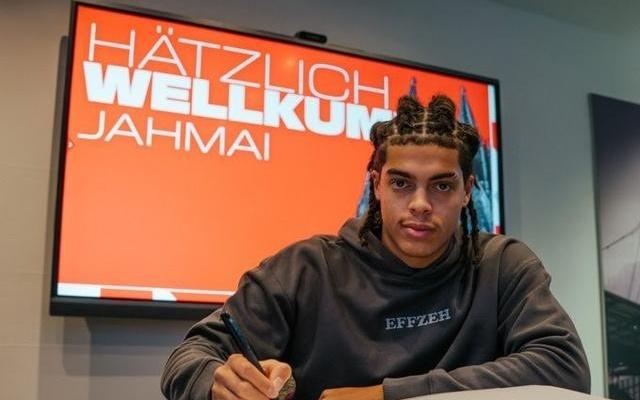 官方：曼城20岁中卫辛普森普西租借加