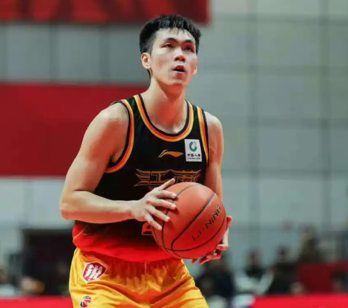 广西“球王”CBA惊艳绽放庞峥麟成江苏肯帝亚重建核心