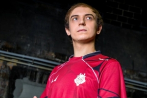 G2官推分享队员定妆照并配文：还有一周我们就回来了