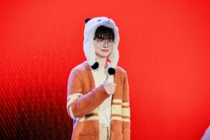 T1 CEO赵麻石回复粉丝：新队服不是番茄