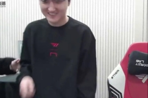 三冠辅助的地位Keria到访Peyz直播