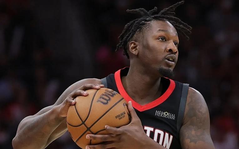 付出1300万美元签下三旬老将，结果火箭是让他到球队来打酱油的