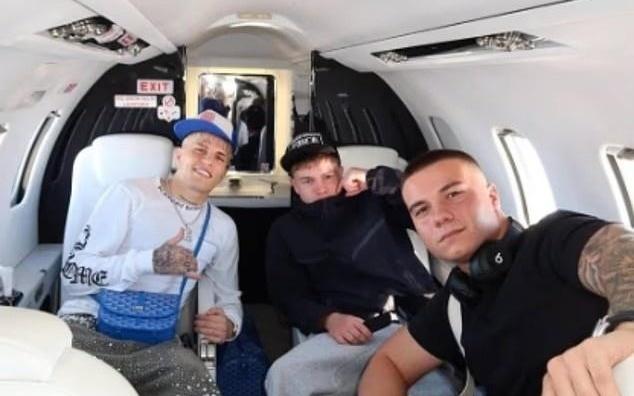 被一曼联球迷骂怪胎！加纳乔弟弟嘲讽：150公斤，赶紧去减肥吧你