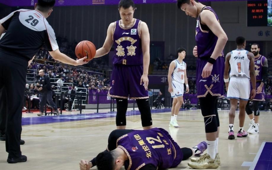 愿无大碍！沈梓捷脚踝扭伤十分痛苦，后被送往医院进行检查