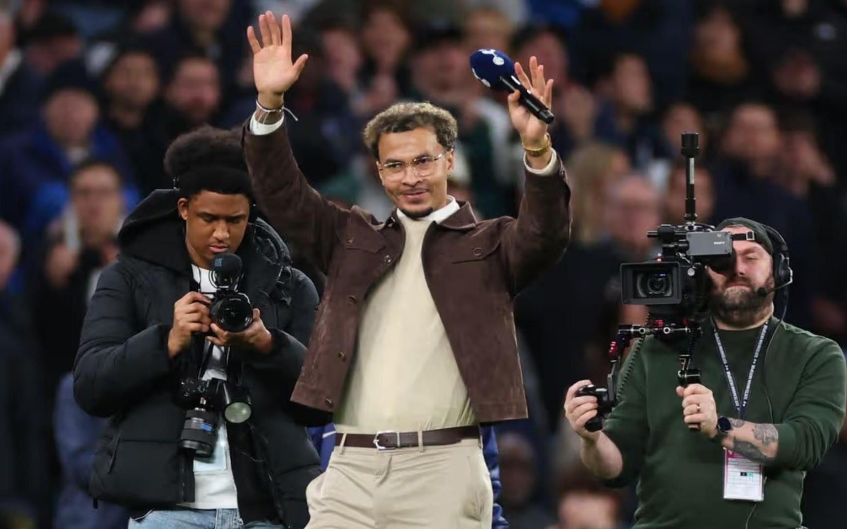 北伦敦德比中场时向球迷表达思念，阿