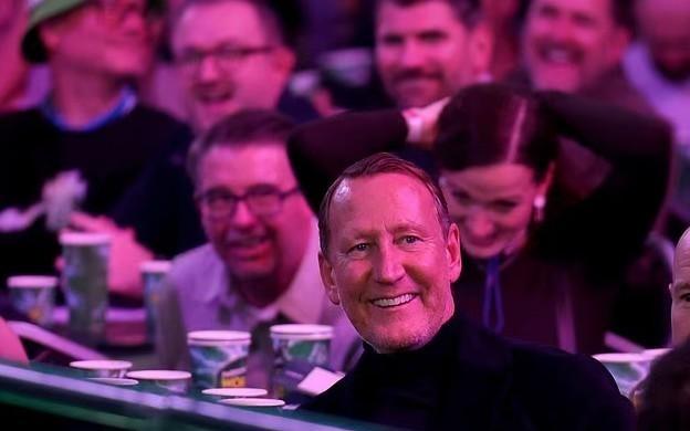 邮报：帕洛尔看飞镖比赛，在观众起哄下