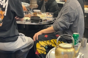 韩国网友晒照烤肉店偶遇T1：没戴眼镜的李哥、没睡醒的peyz