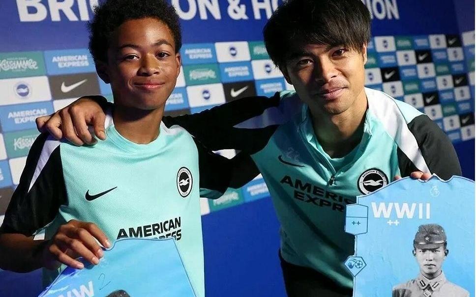 英超日本国脚与战犯照片合影，其俱乐