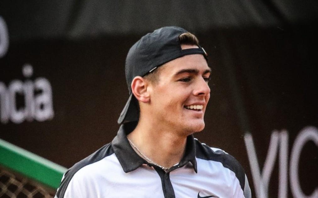 他，27岁，过去7年里“卖”了8场球.球场上这一切，全是赌局